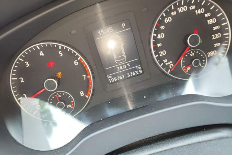 Used Volkswagen Sagitar 2012 1.4TSI Automatic Luxury Edition Odometer Close Up