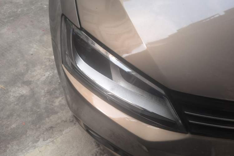 Used Volkswagen Sagitar 2012 1.6L Automatic Fashion Edition Right Front Headlight