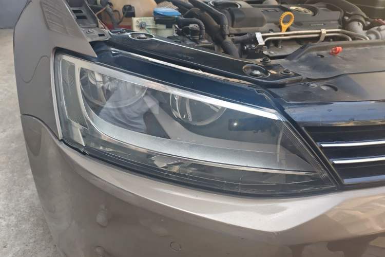 Used Volkswagen Sagitar 2012 1.4TSI Automatic Luxury Edition Right Front Headlight