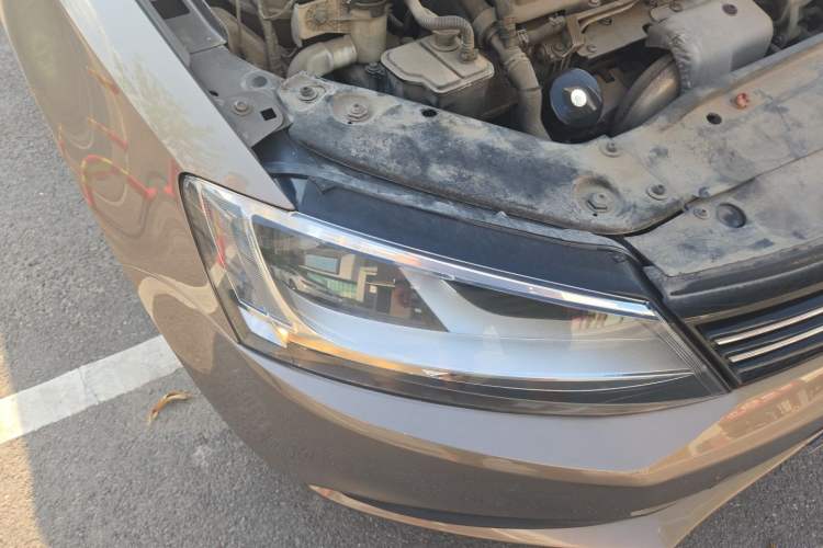 Used Volkswagen Sagitar 2012 1.4TSI Manual Fashion Edition Right Front Headlight
