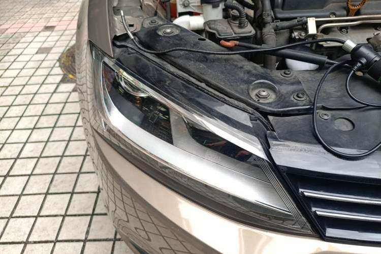 Used Volkswagen Sagitar 2012 1.4TSI Automatic Fashion Edition Right Front Headlight