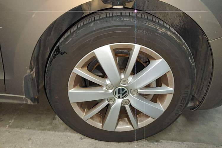 Used Volkswagen Sagitar 2012 1.4TSI Automatic Fashion Edition Right Front Wheel Hub