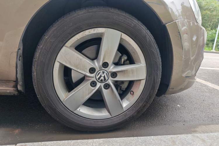 Used Volkswagen Sagitar 2012 1.4TSI Automatic Fashion Edition Right Front Wheel Hub