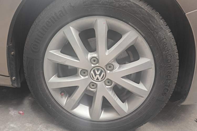 Used Volkswagen Sagitar 2012 1.6L Automatic Fashion Edition Right Front Wheel Hub
