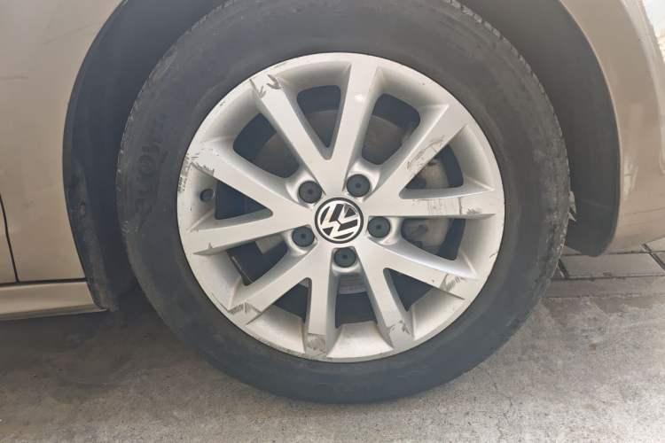 Used Volkswagen Sagitar 2012 1.4TSI Automatic Luxury Edition Right Front Wheel Hub