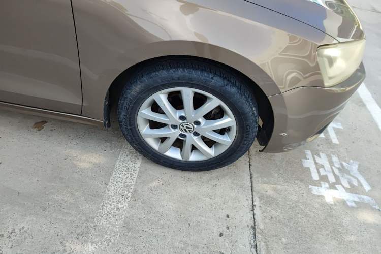 Used Volkswagen Sagitar 2012 1.4TSI Automatic Luxury Edition Right Front Wheel Hub