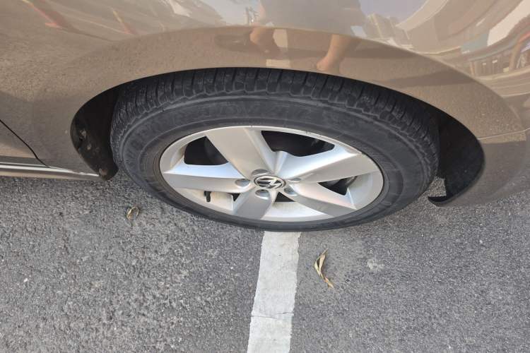 Used Volkswagen Sagitar 2012 1.4TSI Manual Fashion Edition Right Front Wheel Hub