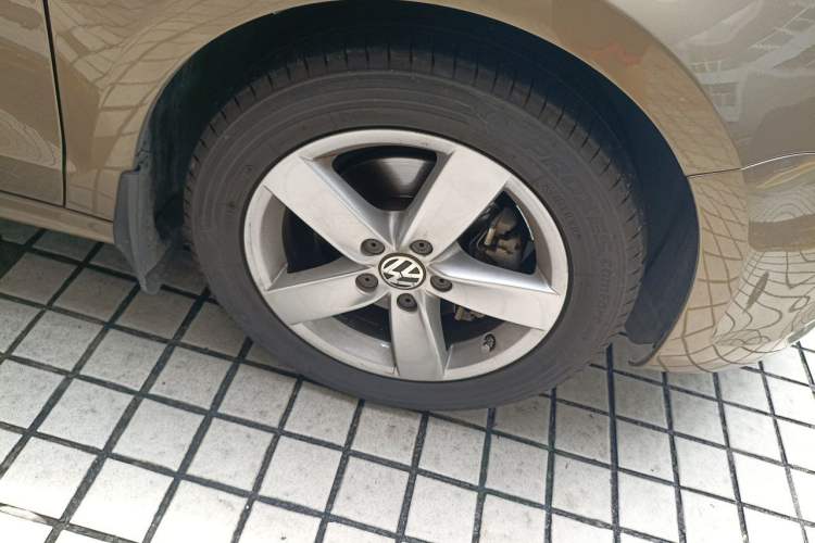 Used Volkswagen Sagitar 2012 1.4TSI Automatic Fashion Edition Right Front Wheel Hub