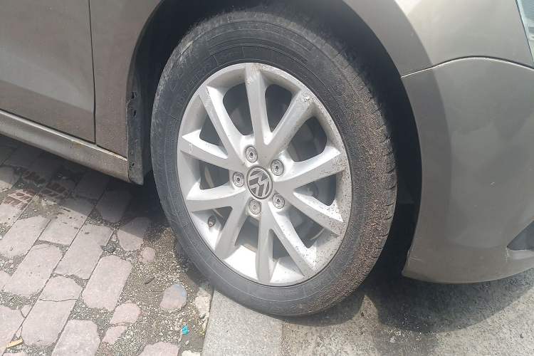 Used Volkswagen Sagitar 2012 1.6L Automatic Comfort Edition Right Front Wheel Hub
