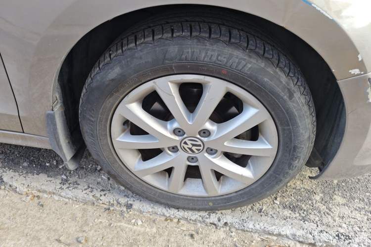 Used Volkswagen Sagitar 2012 1.6L Automatic Comfort Edition Right Front Wheel Hub