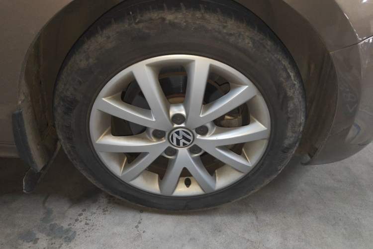 Used Volkswagen Sagitar 2012 1.6L Automatic Comfort Edition Right Front Wheel Hub