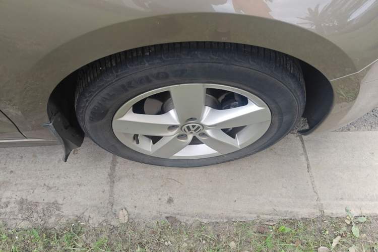 Used Volkswagen Sagitar 2012 1.6L Automatic Fashion Edition Right Front Wheel Hub