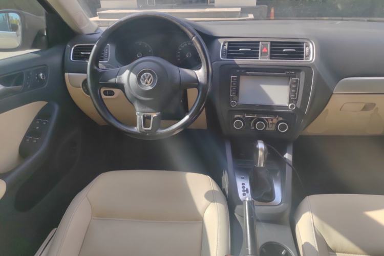Used Volkswagen Sagitar 2012 1.6L Automatic Fashion Edition Steering Wheel