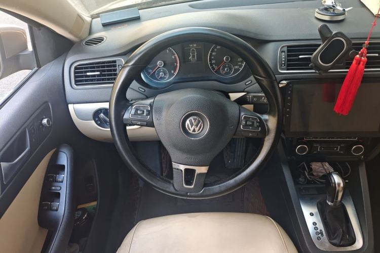 Used Volkswagen Sagitar 2012 1.4TSI Automatic Luxury Edition Steering Wheel
