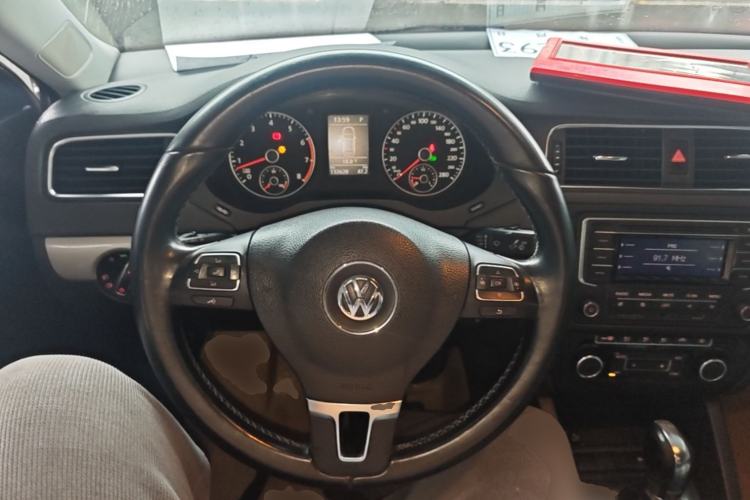 Used Volkswagen Sagitar 2012 1.4TSI Automatic Luxury Edition Steering Wheel