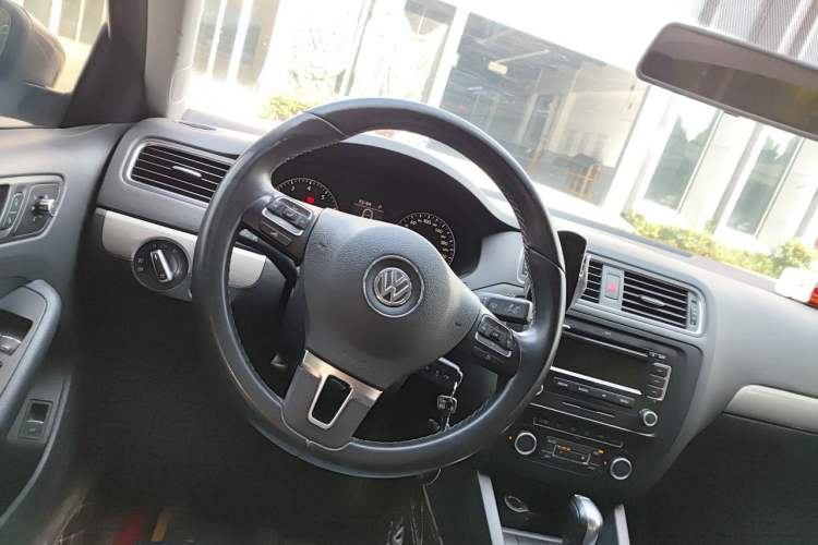 Used Volkswagen Sagitar 2012 1.4TSI Automatic Luxury Edition Steering Wheel