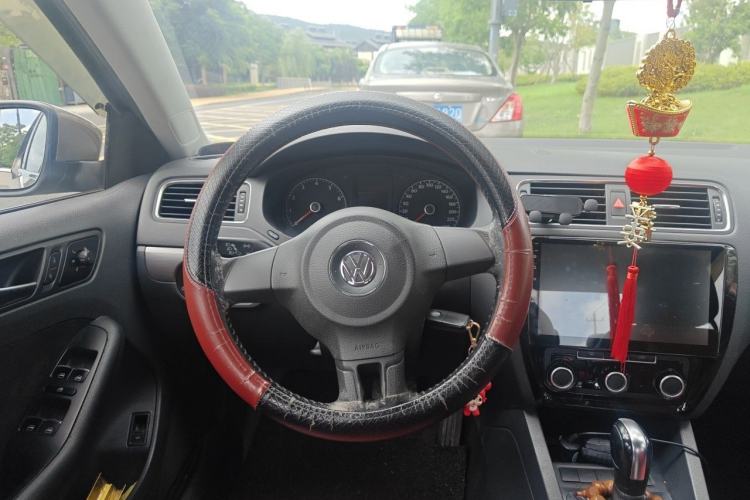 Used Volkswagen Sagitar 2012 1.6L Automatic Fashion Edition Steering Wheel