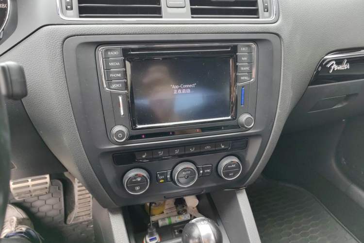 Used Volkswagen Sagitar 2013 2.0 TSI GLI Audio And AC Panel