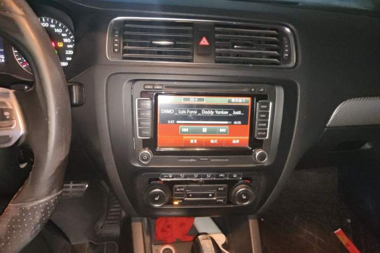 Used Volkswagen Sagitar 2013 2.0 TSI GLI Audio And AC Panel