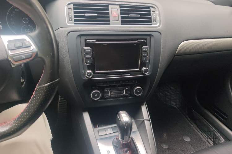 Used Volkswagen Sagitar 2013 2.0 TSI GLI Audio And AC Panel