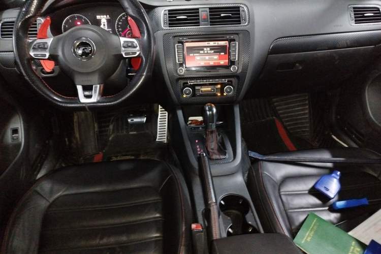 Used Volkswagen Sagitar 2013 2.0 TSI GLI Center Console