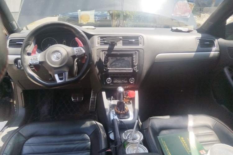 Used Volkswagen Sagitar 2013 2.0 TSI GLI Center Console