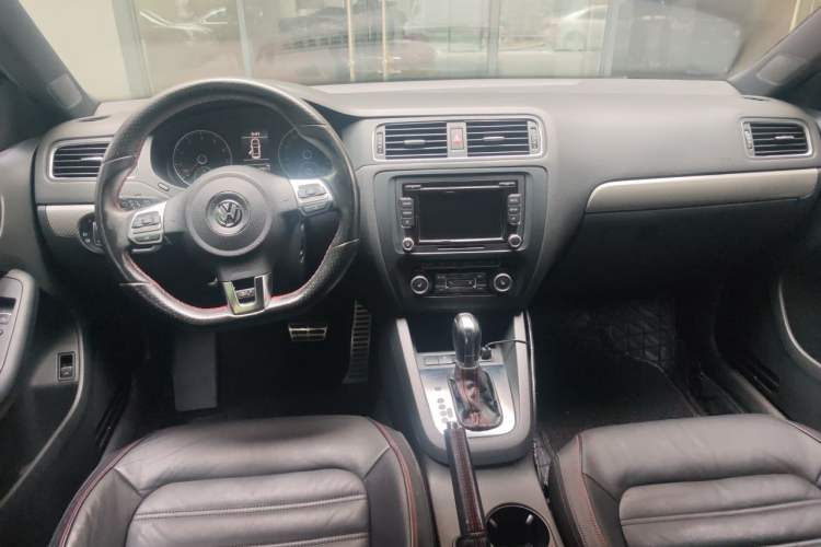 Used Volkswagen Sagitar 2013 2.0 TSI GLI Center Console