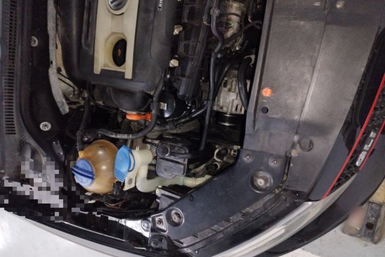 Used Volkswagen Sagitar 2013 2.0 TSI GLI Engine Bay Right