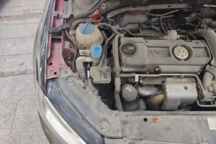 Used Volkswagen Sagitar 2013 1.4 TSI BlueMotion Edition Engine Bay Right