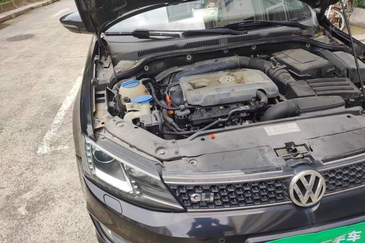 Used Volkswagen Sagitar 2013 2.0 TSI GLI Engine Bay Right