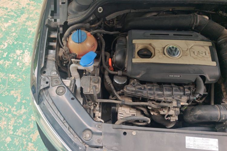 Used Volkswagen Sagitar 2013 2.0 TSI GLI Engine Bay Right