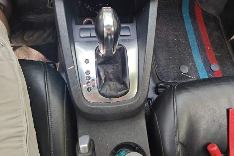 Used Volkswagen Sagitar 2013 1.4 TSI BlueMotion Edition Gear Lever