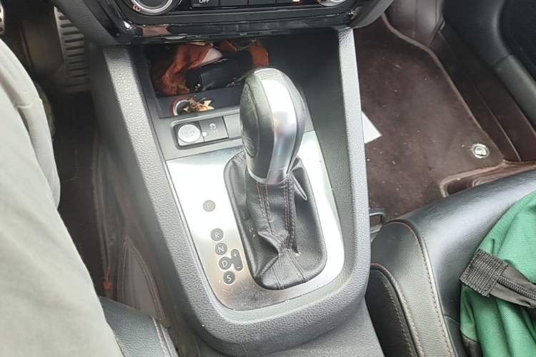 Used Volkswagen Sagitar 2013 2.0 TSI GLI Gear Lever