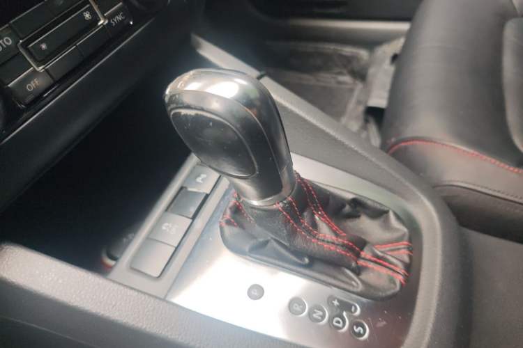 Used Volkswagen Sagitar 2013 2.0 TSI GLI Gear Lever