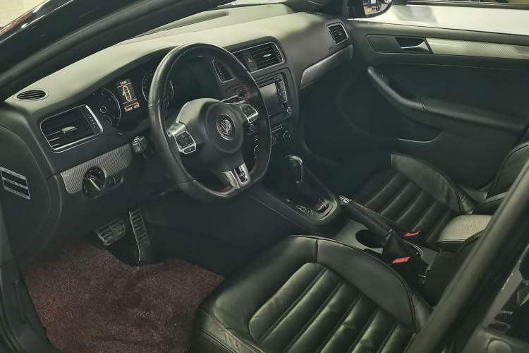Used Volkswagen Sagitar 2013 2.0 TSI GLI Interior 3