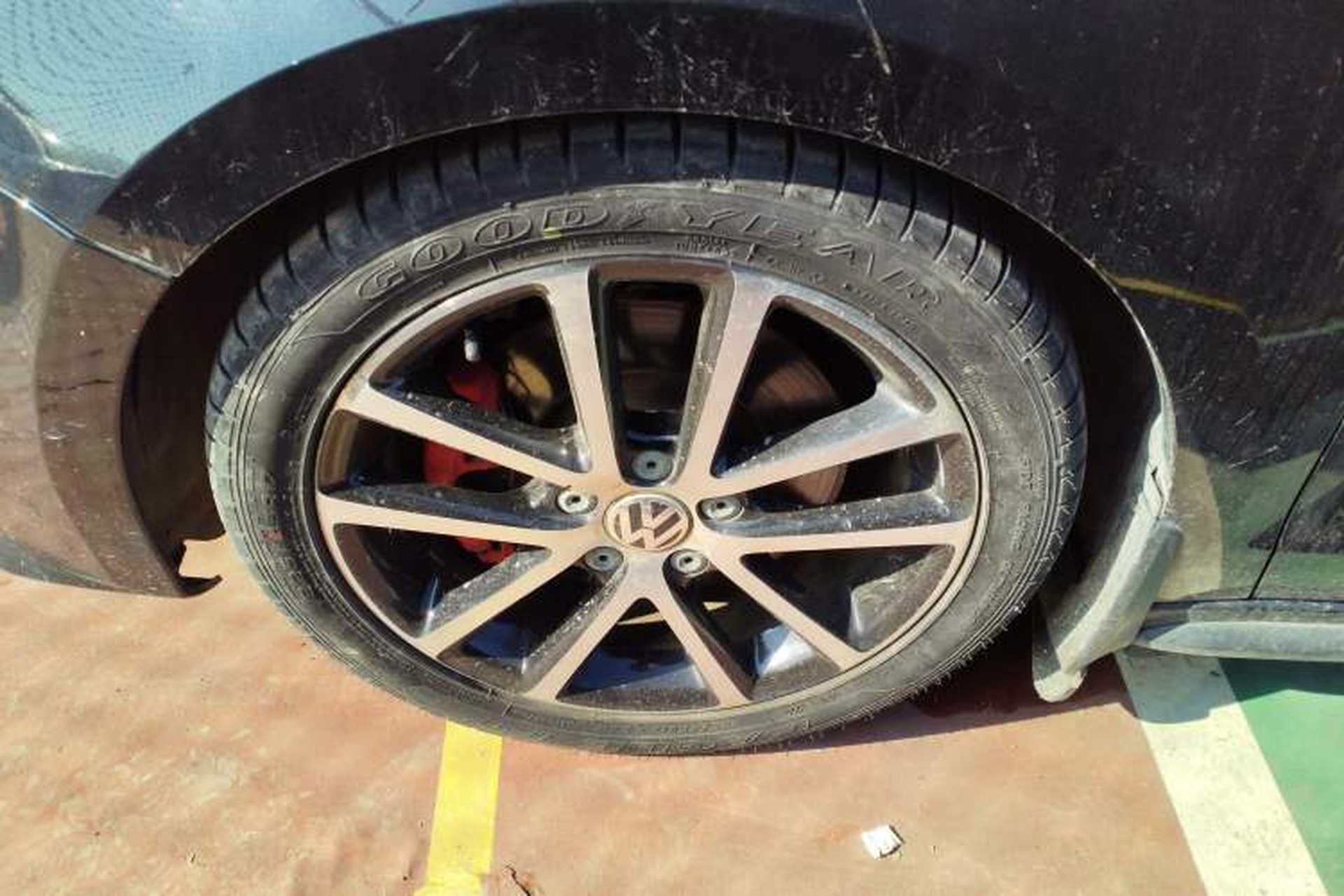 Used Volkswagen Sagitar 2013 2.0 TSI GLI Left Front Wheel Hub