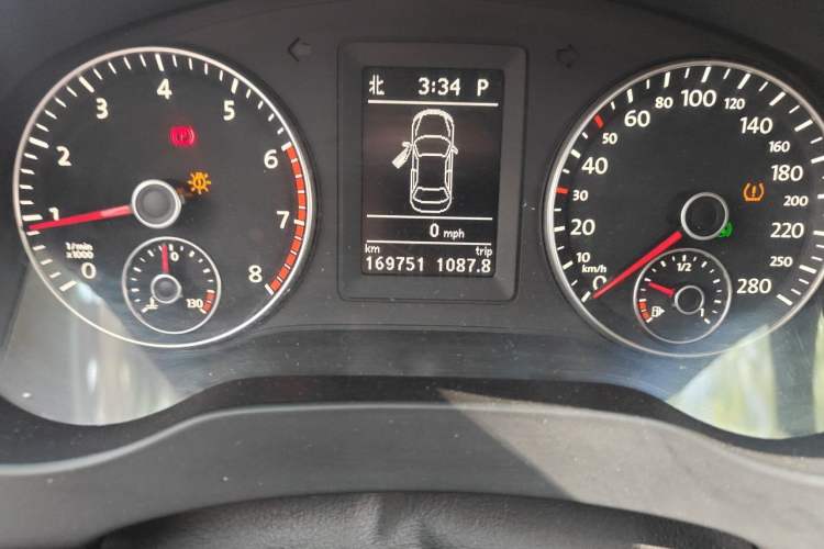 Used Volkswagen Sagitar 2013 1.4 TSI BlueMotion Edition Odometer Close Up