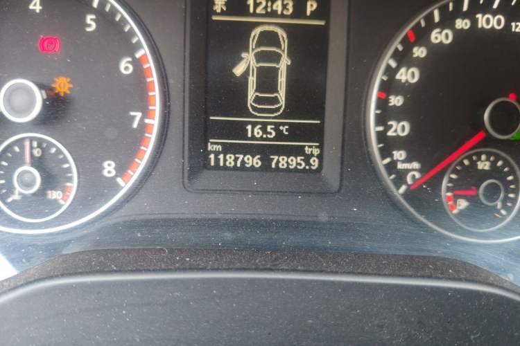 Used Volkswagen Sagitar 2013 2.0 TSI GLI Odometer Close Up