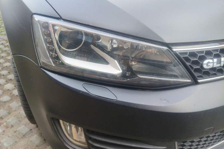 Used Volkswagen Sagitar 2013 2.0 TSI GLI Right Front Headlight