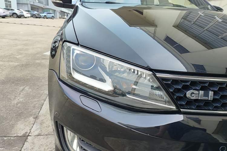 Used Volkswagen Sagitar 2013 2.0 TSI GLI Right Front Headlight