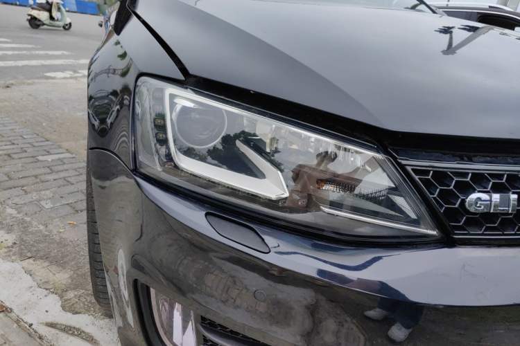 Used Volkswagen Sagitar 2013 2.0 TSI GLI Right Front Headlight