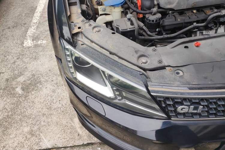 Used Volkswagen Sagitar 2013 2.0 TSI GLI Right Front Headlight