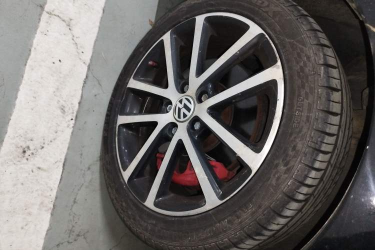 Used Volkswagen Sagitar 2013 2.0 TSI GLI Right Front Wheel Hub