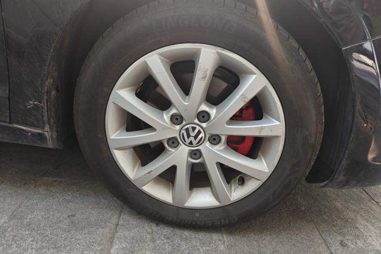 Used Volkswagen Sagitar 2013 1.4 TSI BlueMotion Edition Right Front Wheel Hub