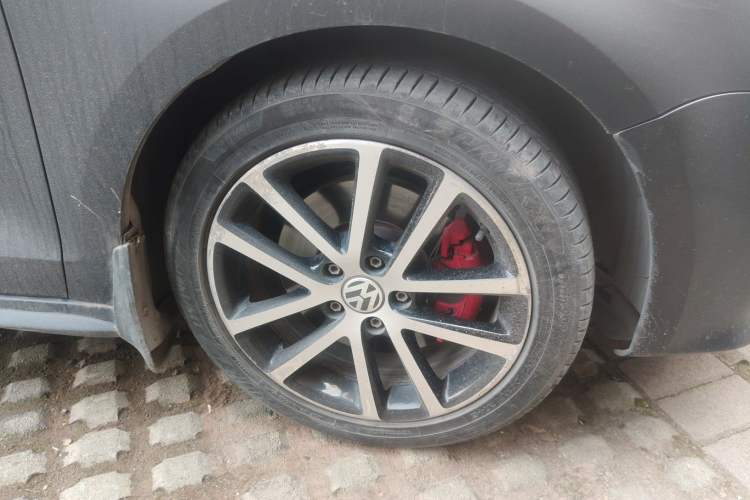 Used Volkswagen Sagitar 2013 2.0 TSI GLI Right Front Wheel Hub