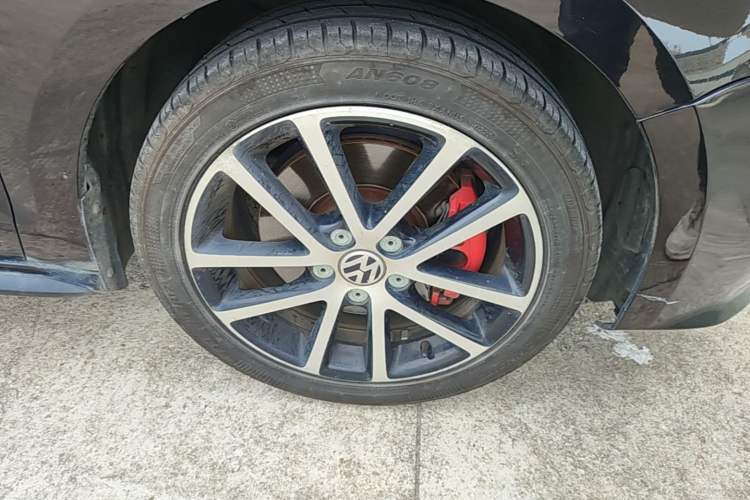 Used Volkswagen Sagitar 2013 2.0 TSI GLI Right Front Wheel Hub