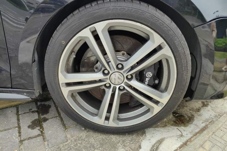 Used Volkswagen Sagitar 2013 2.0 TSI GLI Right Front Wheel Hub