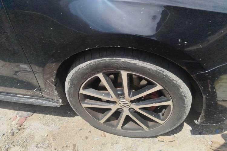 Used Volkswagen Sagitar 2013 2.0 TSI GLI Right Front Wheel Hub