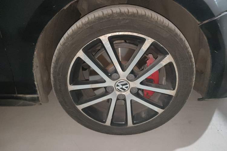 Used Volkswagen Sagitar 2013 2.0 TSI GLI Right Front Wheel Hub