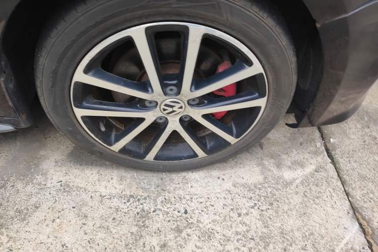 Used Volkswagen Sagitar 2013 2.0 TSI GLI Right Front Wheel Hub